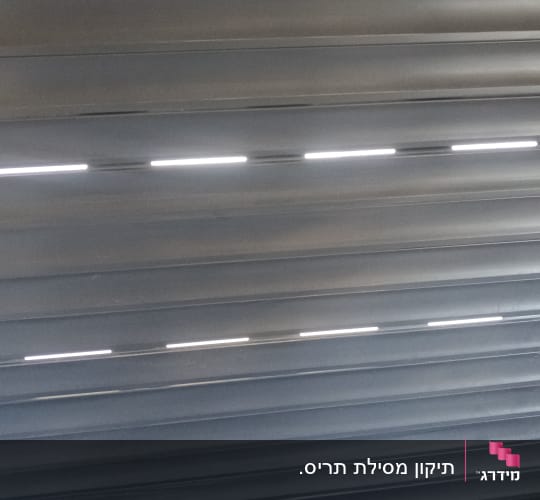 תריסים סגורים עם חריצי אור קטנים